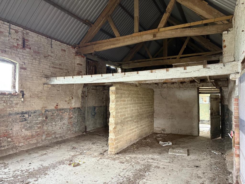 Lot: 173 - TRADITIONAL FARMHOUSE FOR REFURBISHMENT AND BARN WITH PLANNING FOR RESIDENTIAL CONVERSION - APPROXIMATELY 17.5 ACRES - Internal shot of barns